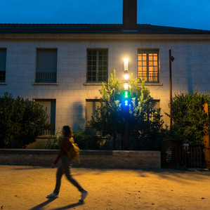 espace public - éclairage fonctionnel ambiance et décoratif - lumière couleurs - promenade du bout du monde à Angers - déplacements piétons - matériel Comatelec Schréder LED nuit nocturne