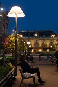 espace public - éclairage ambiance - abat-jour - couleur chaude 3000K - piéton - enfants - parc jeux - place du general Brosset à Lyon Brotteaux nuit nocturne