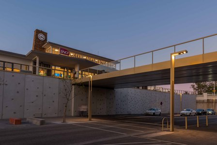 espace public - éclairage d'ambiance et fonctionnel gare SNCF Saint-Nazaire 44600 - température de couleur 3000K chaud -matériel Comatelec Schréder - technologie LED - stationnement minute nuit nocturne