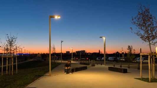 espace public - déplacement piéton - éclairage d'ambiance et fonctionnel gare sncf Saint-Nazaire 44600 - température de couleur 3000K chaud - crépuscule - matériel Comatelec Schréder LED nuit nocturne