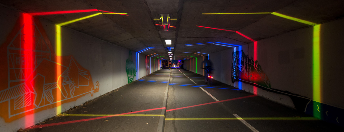 éclairage passage Jean Robic strasbourg lumière colorée lame chromatique piéton velos cycliste scénario Europe dynamique décor ambiance