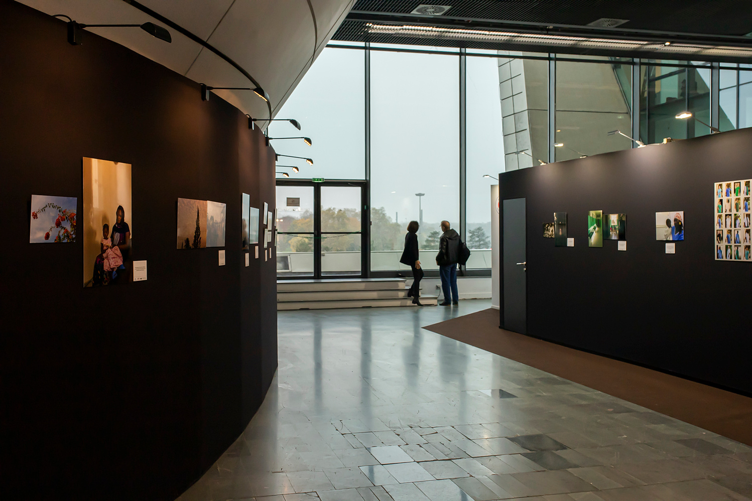 Vue d'exposition série photographe documentaire mission humanitaire médicale artiste photographe Nantes