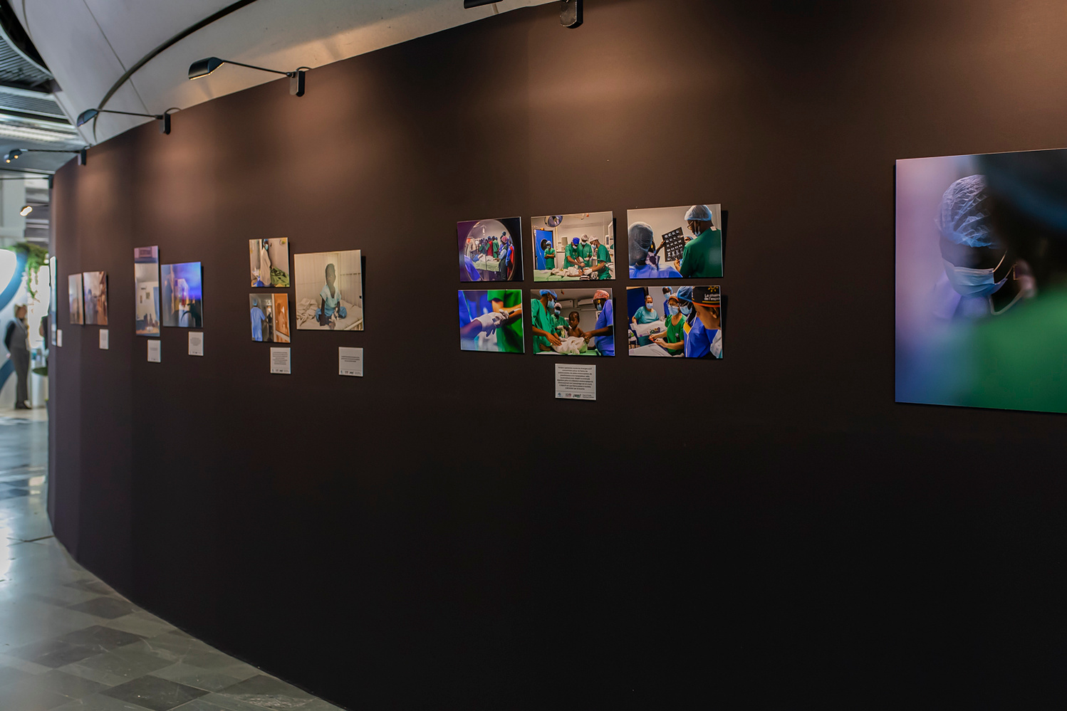 Vue d'exposition série photographe documentaire mission humanitaire médicale artiste photographe Nantes