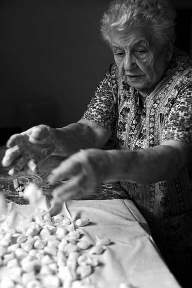 Portrait d'Olga Franceschi en pleine préparation des gnocchis, personne âgée de 94 ans, Nantes
