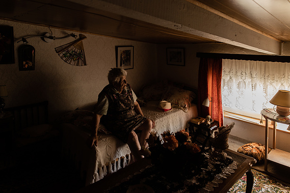 Portrait d'Olga Franceschi dans une chambre d'enfant, personne âgée de 94 ans, Nantes