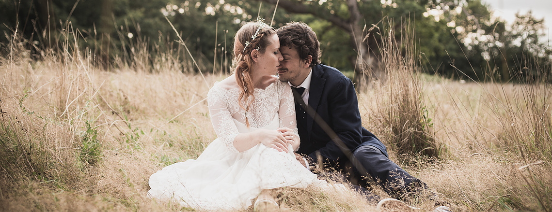 Portrait romantique et champêtre de mariés pendant une séance couple à Nantes