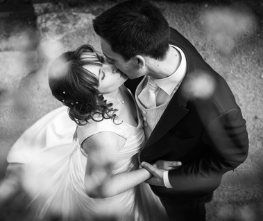 Portrait romantique noir et blanc de mariés  à Clisson