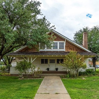 Front Photograph of Arnett Home in Lubbock, Texas