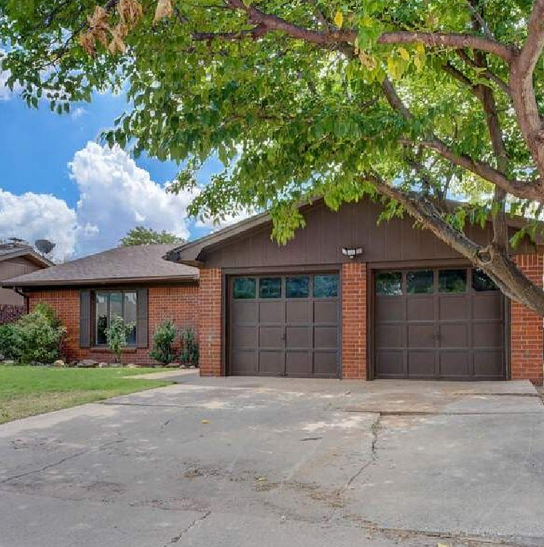 The garage should not be the focus of this real estate