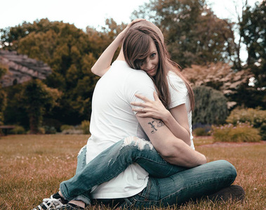 A couple sitting on the lawn in a park in Hartford, CT. Photography by Ivan Djikaev/Mind On Photography