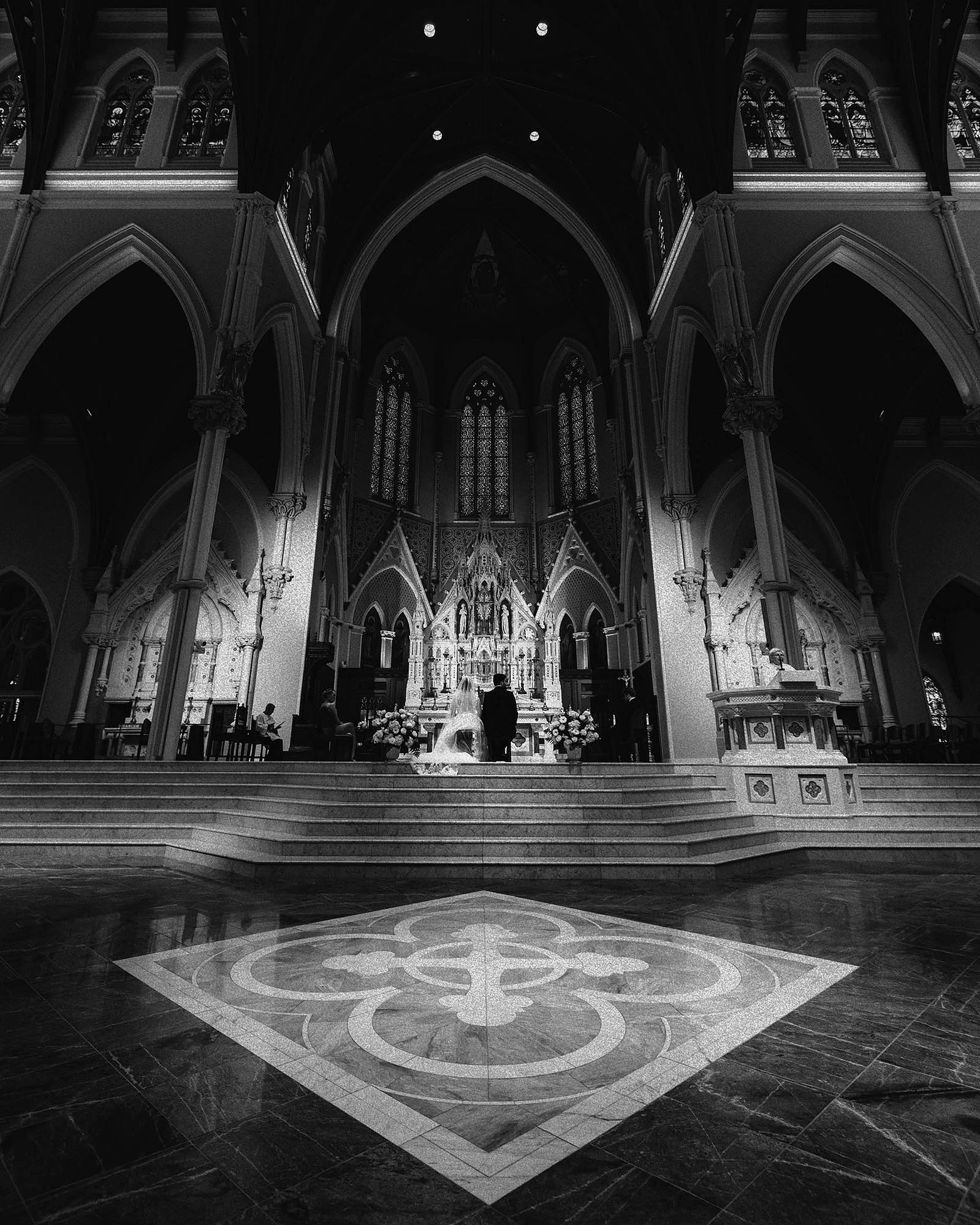 Wedding ceremony at a Catholic cathedral in Boston, Photographer Ivan Djikaev / Mind On Photography