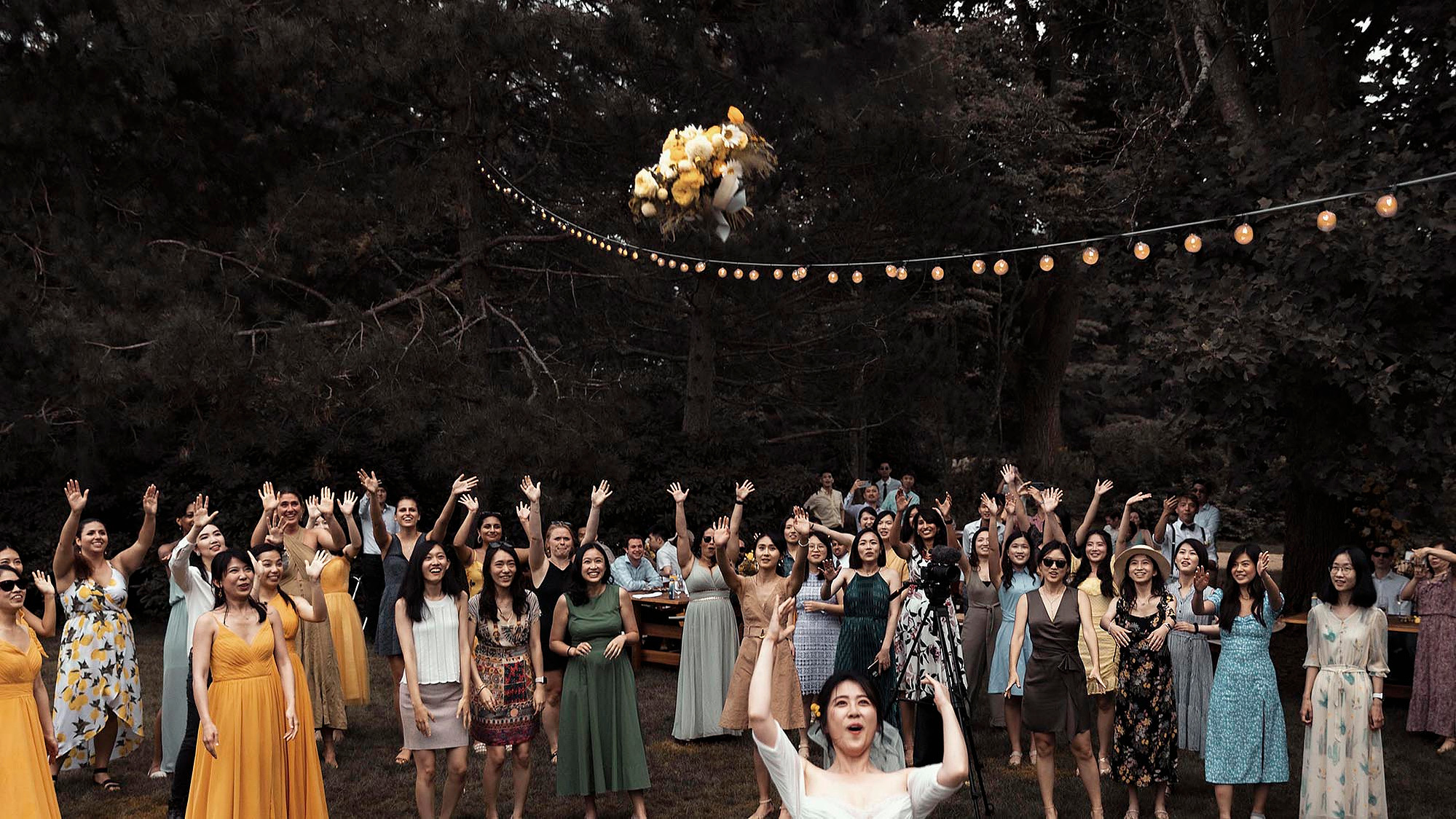 Bouquet throwing. Photographer Ivan Djikaev / Mind On Photography