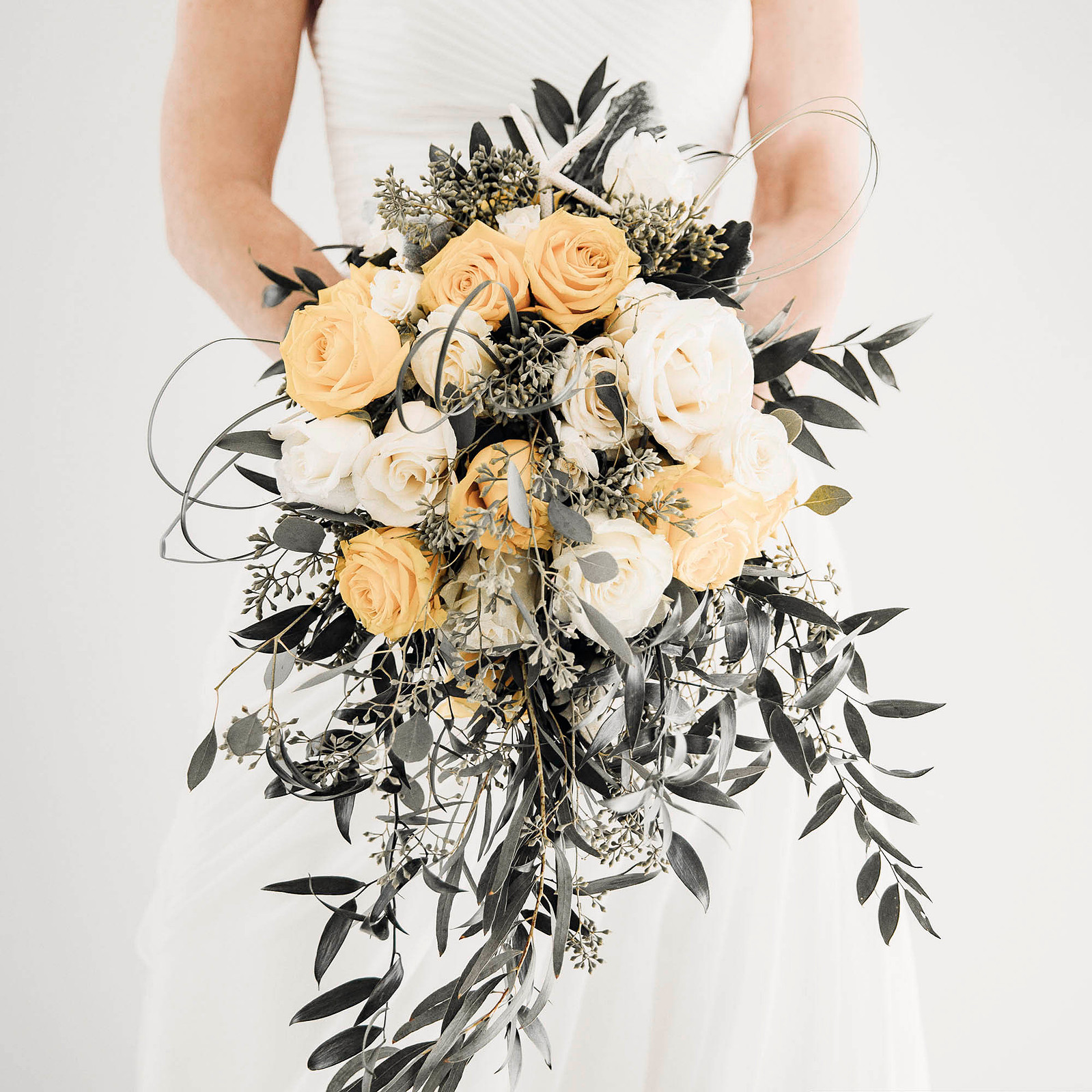 A bride with a bouquet. Photographer Ivan Djikaev / Mind On Photography