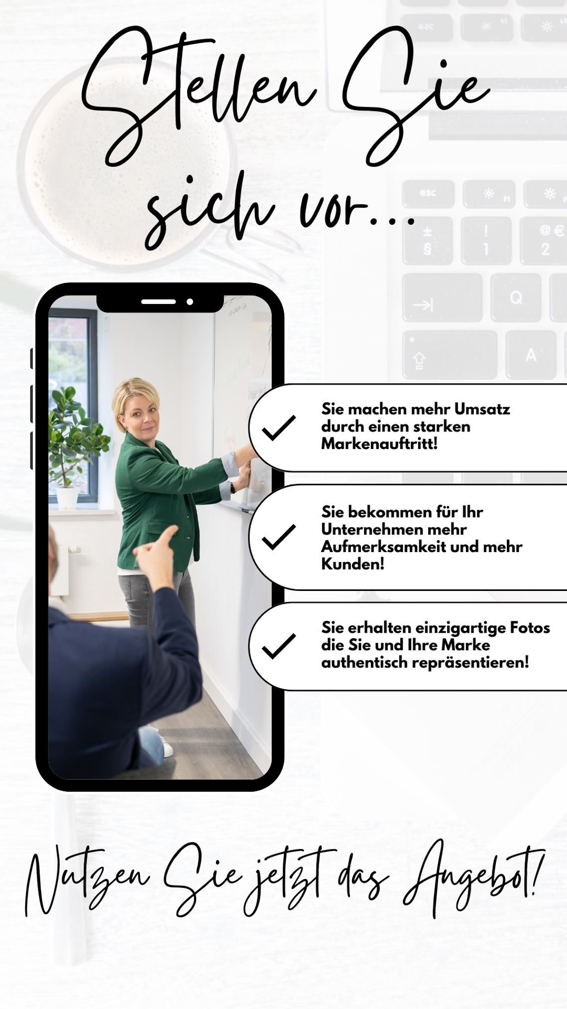 Business Frau erklärt an Whiteboard eine Strategie