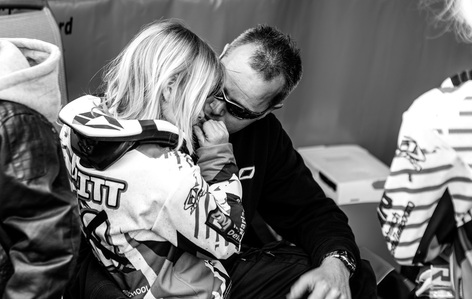Janet Vermist Fotografie motorcross meisje kinderen sport grasbaan grasbaanrace 