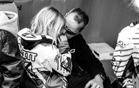 Janet Vermist Fotografie motorcross meisje kinderen sport grasbaan grasbaanrace 