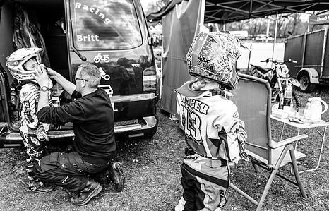 Janet Vermist Fotografie motorcross meisje kinderen sport grasbaan grasbaanrace 