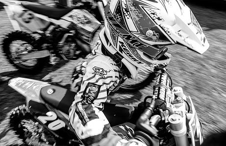Janet Vermist Fotografie motorcross meisje kinderen sport grasbaan grasbaanrace 