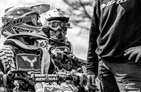 Janet Vermist Fotografie motorcross meisje kinderen sport grasbaan grasbaanrace 
