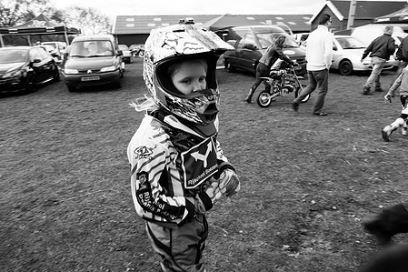 Janet Vermist Fotografie motorcross meisje kinderen sport grasbaan grasbaanrace 