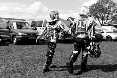 Janet Vermist Fotografie motorcross meisje kinderen sport grasbaan grasbaanrace 