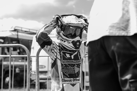 Janet Vermist Fotografie motorcross meisje kinderen sport grasbaan grasbaanrace 