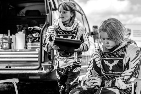 Janet Vermist Fotografie motorcross meisje kinderen sport grasbaan grasbaanrace 