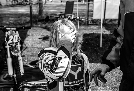 Janet Vermist Fotografie motorcross meisje kinderen sport grasbaan grasbaanrace 