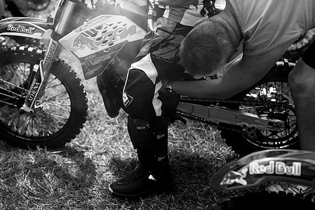 Janet Vermist Fotografie motorcross meisje kinderen sport grasbaan grasbaanrace 