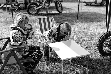 Janet Vermist Fotografie motorcross meisje kinderen sport grasbaan grasbaanrace 