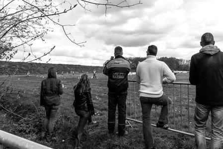 Janet Vermist Fotografie motorcross meisje kinderen sport grasbaan grasbaanrace 