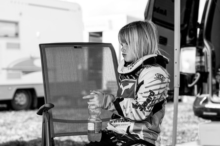 Janet Vermist Fotografie motorcross meisje kinderen sport grasbaan grasbaanrace 