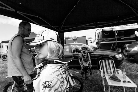 Janet Vermist Fotografie motorcross meisje kinderen sport grasbaan grasbaanrace 
