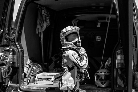 Janet Vermist Fotografie motorcross meisje kinderen sport grasbaan grasbaanrace 