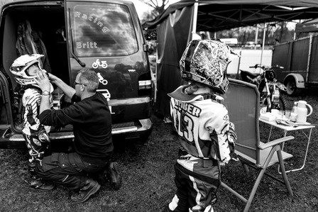 Janet Vermist Fotografie motorcross meisje kinderen sport grasbaan grasbaanrace 