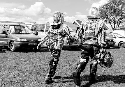 Janet Vermist Fotografie motorcross meisje kinderen sport grasbaan grasbaanrace 