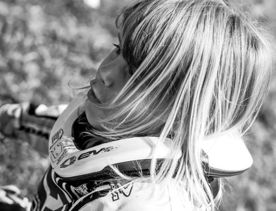 Janet Vermist Fotografie motorcross meisje kinderen sport grasbaan grasbaanrace 