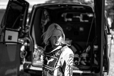 Janet Vermist Fotografie motorcross meisje kinderen sport grasbaan grasbaanrace 