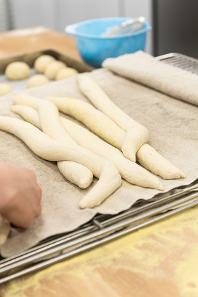 Baguettes traditions en train d'être mises à la pousse dans le fournil