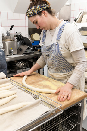 Boulangère au travail dans son laboratoire à Paris