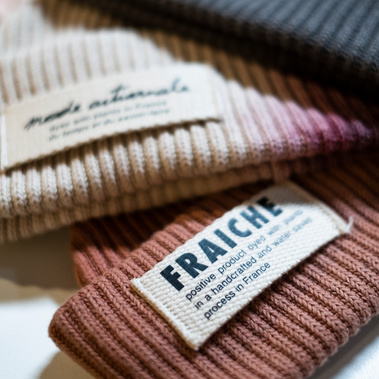 3 bonnets teintés à l'aide de teinture végétale à Paris