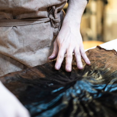 Artisans teinturier travaillant avec des produits naturels d'origine végétale travaillant dans son atelier à Paris