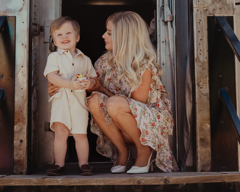 family photos Douglas wyoming, Douglas wyoming portrait photographer, family portraits Douglas wyoming, family portraits casper wyoming, mommy and me photos Douglas wyoming, Douglas train car museum, portrait photography Douglas wyoming