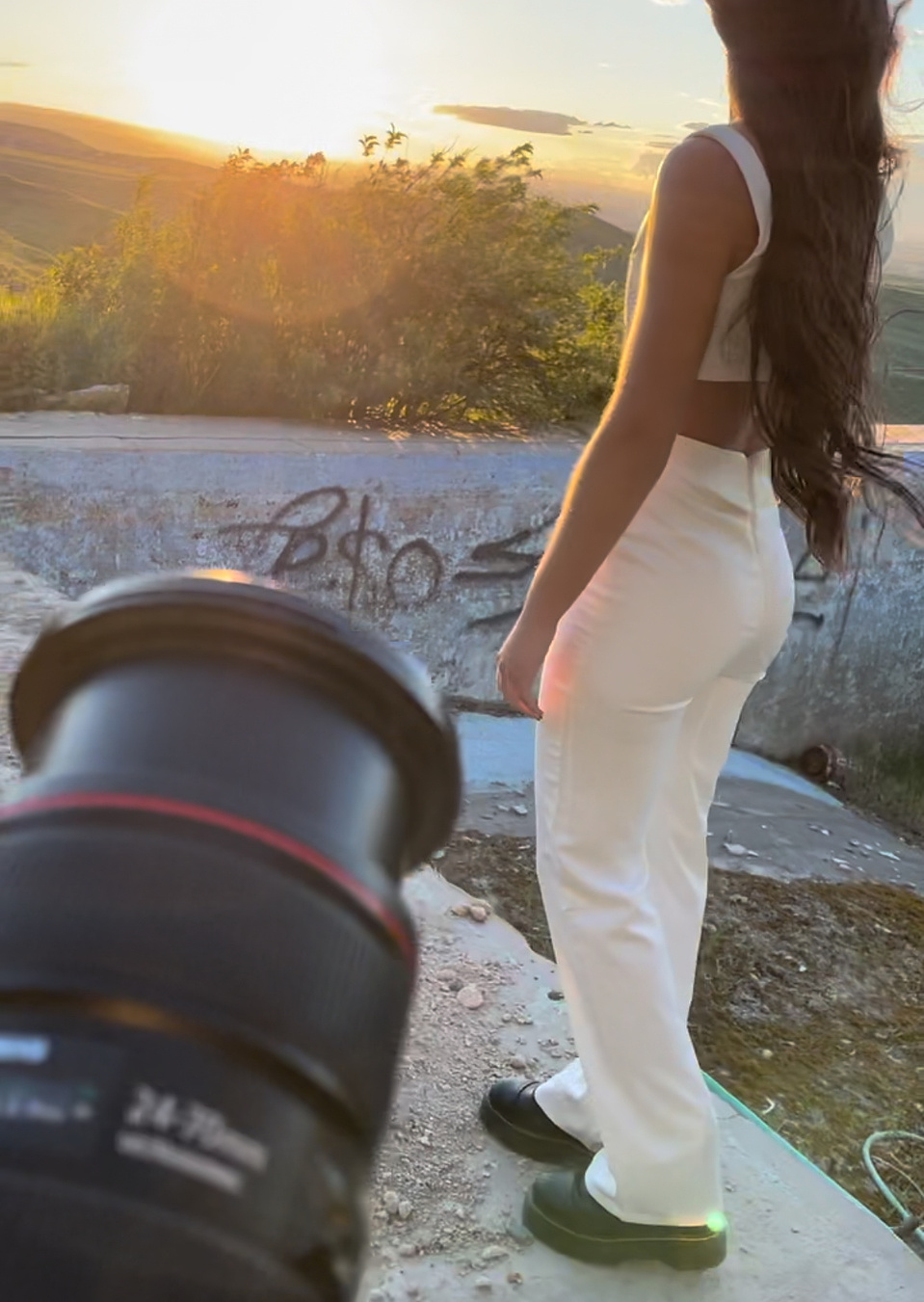 behind the scenes of a senior portrait session with Cari Faye Photography of the white room studios in Casper Wyoming, senior portraits Casper Wyoming,
