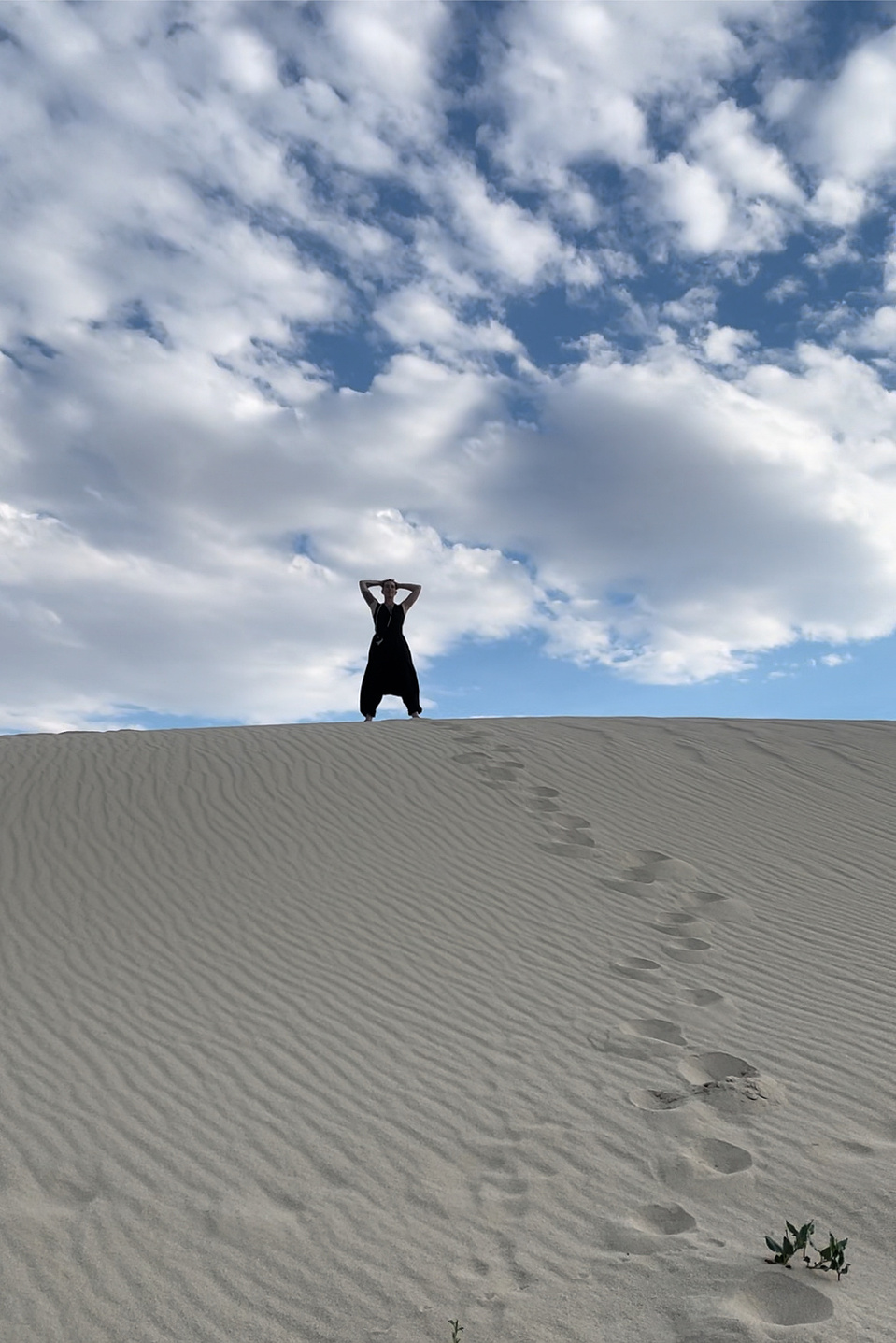 behind the scenes photo of a portrait session with Cari Faye photography at the Seminole sand dunes in casper Wyoming 