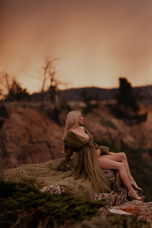 photograph of emmy Voigt of Casper Wyoming maternity portrait photographed by Cari Faye Antonovich of Cari Faye photography and the white room muddy mountain photoshoot