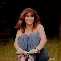 high school senior portraits casper, Wyoming. Cari Faye Photography. the white room studios. portrait photography Casper Wyoming. Casper mountain photography