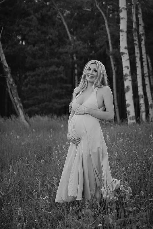 photograph of emmy Voigt of Casper Wyoming maternity portrait photographed by Cari Faye Antonovich of Cari Faye photography and the white room casper mountain photoshoot 