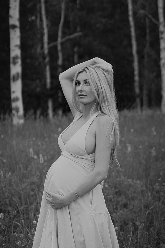 photograph of emmy Voigt of Casper Wyoming maternity portrait photographed by Cari Faye Antonovich of Cari Faye photography and the white room casper mountain photoshoot 