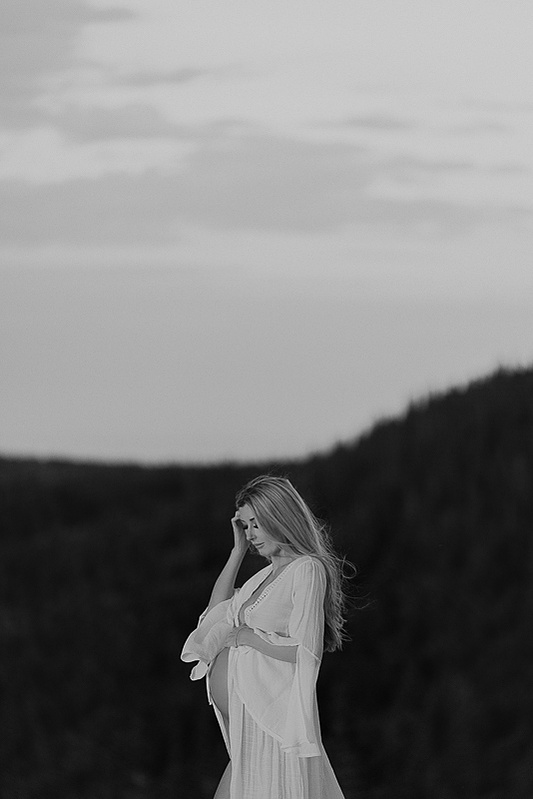 photograph of emmy Voigt of Casper Wyoming maternity portrait photographed by Cari Faye Antonovich of Cari Faye photography and the white room muddy mountain photoshoot sunset